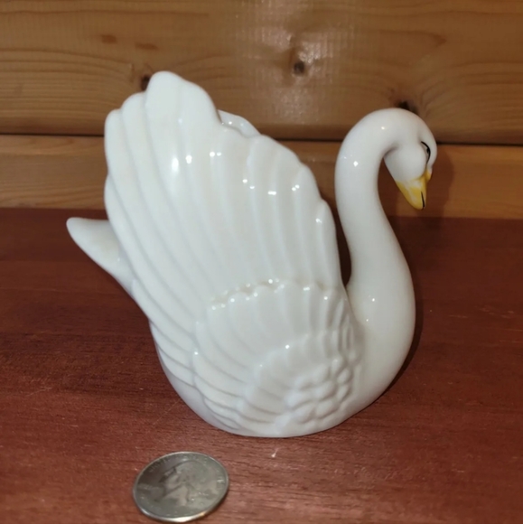 Vintage Salt or Pepper Shaker Floating White Swan with Red Basal Knob Porcelain - Picture 6 of 12